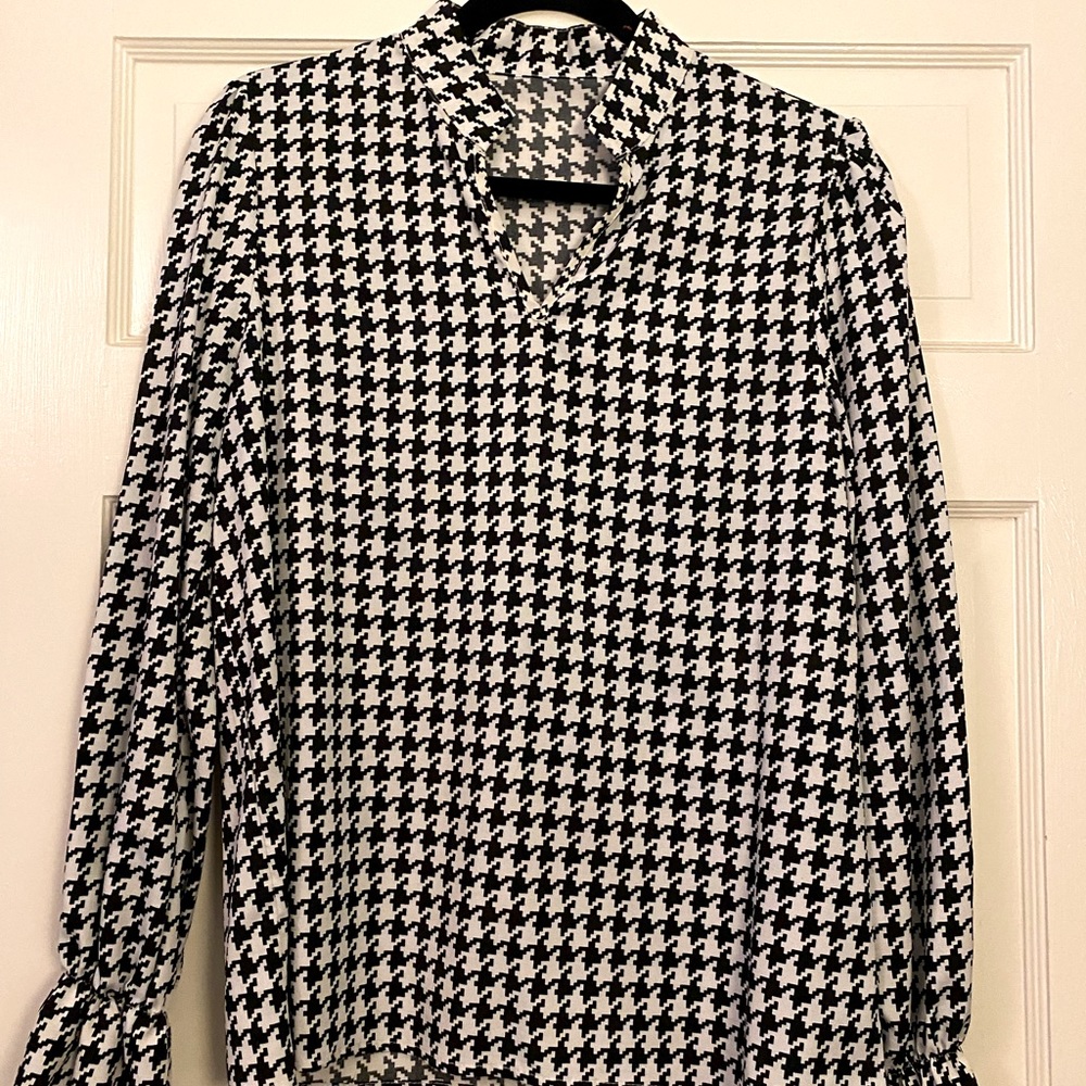 Black and white hounds tooth long sleeve blouse